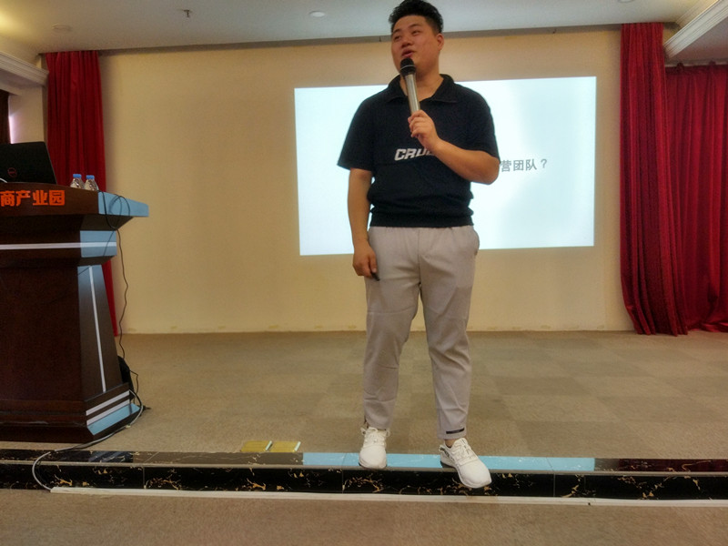 周末，貝朗鋼線(xiàn)成型機(jī)廠(chǎng)家員工與您相約聚大電商產(chǎn)業(yè)園