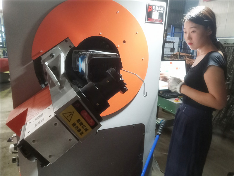 貝朗全自動數(shù)控折彎機(jī)女同志也能調(diào)試，你知道嗎？