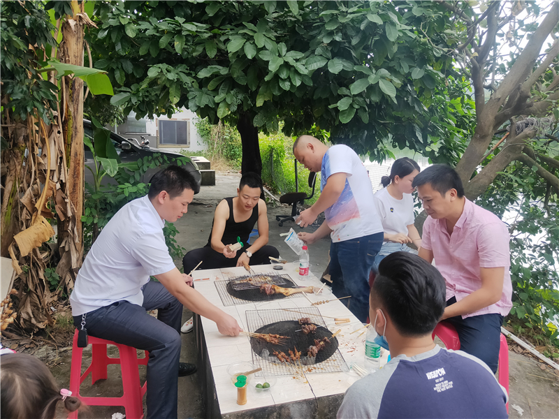 重陽節(jié)，貝朗金屬成型機(jī)械廠家員工相約戶外燒烤